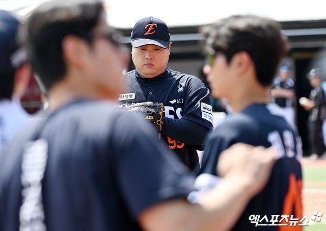 한화 이글스 좌완투수 류현진이 28일 인천SSG랜더스필드에서 열린 2026 신한 SOL KBO리그 SSG 랜더스와의 정규시즌 11차전에 선발 등판해 6이닝 6피안타 무사사구 7탈삼진 1실점을 기록했다. 팀이 마지막까지 리드를 지킨다면 시즌 9승째를 올리게 된다. 엑스포츠뉴스 DB