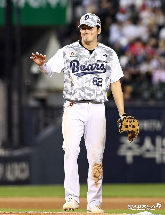 27일 오후 서울 송파구 잠실야구장에서 열린 '2026 신한 SOL KBO리그' 두산 베어스와 KIA 타이거즈의 경기, 두산이 KIA를 상대로 8:1 승리를 거뒀다. 이날 경기를 승리한 두산 안재석이 선수들과 기뻐하고 있다. 잠실, 고아라 기자