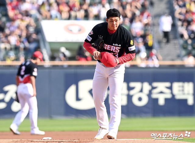 27일 오후 서울 송파구 잠실야구장에서 열린 '2026 신한 SOL KBO리그' 두산 베어스와 KIA 타이거즈의 경기, 1회말 KIA 선발투수 시라카와가 두산 더그아웃을 향해 인사를 하고 있다. 잠실, 고아라 기자