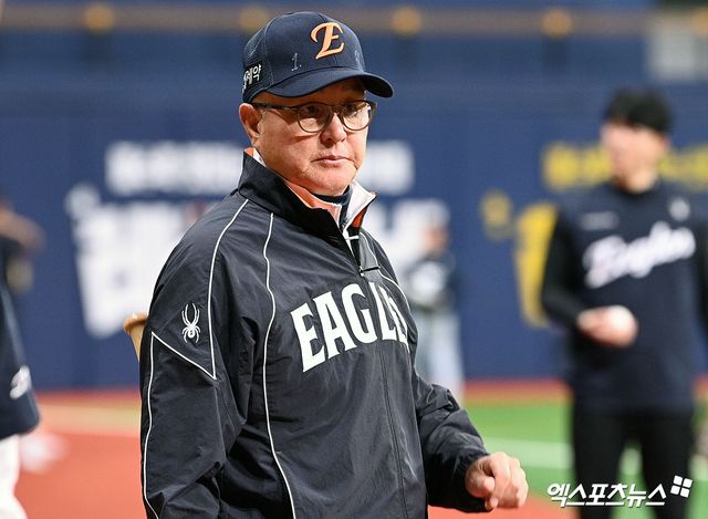 12일 오후 서울 구로구 고척스카이돔에서 열리는 '2026 신한 SOL Bank KBO리그' 한화 이글스와 키움 히어로즈의 경기, 한화 김경문 감독이 선수들의 훈련을 지켜보고 있다. 엑스포츠뉴스 DB