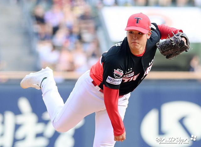 27일 오후 서울 송파구 잠실야구장에서 열린 '2026 신한 SOL KBO리그' 두산 베어스와 KIA 타이거즈의 경기, 1회말 KIA 선발투수 시라카와가 공을 힘차게 던지고 있다. 잠실, 고아라 기자