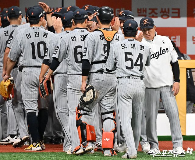 김경문 감독이 이끄는 한화 이글스가 지난 26~28일 문학에서 SSG 랜더스를 스윕하고 공동 5위로 올라섰다. 사진 엑스포츠뉴스 DB