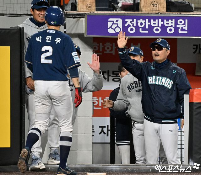 이호준(오른쪽) 감독이 이끄는 NC 다이노스가 3일 대구 삼성 라이온즈파크에서 열린 2026 신한 SOL KBO리그 삼성과의 팀 간 8차전에서 연장 10회 6-4 승리를 거뒀다. 사진 엑스포츠뉴스 DB