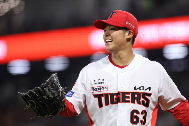 4일 오후 광주-KIA챔피언스필드에서 열린 '2026 신한 SOL KBO리그' 롯데 자이언츠와 KIA 타이거즈의 경기, KIA 선발 시라카와 케이쇼가 이닝을 마친 뒤 미소를 짓고 있다. KIA 타이거즈 
