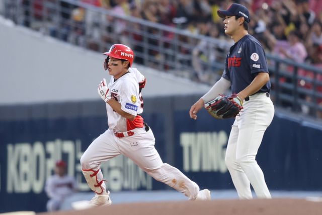 4일 오후 광주-KIA챔피언스필드에서 열린 '2026 신한 SOL KBO리그' 롯데 자이언츠와 KIA 타이거즈의 경기, 2회말 1사 3루 KIA 오선우가 1타점 2루타를 치고 있다. KIA 타이거즈