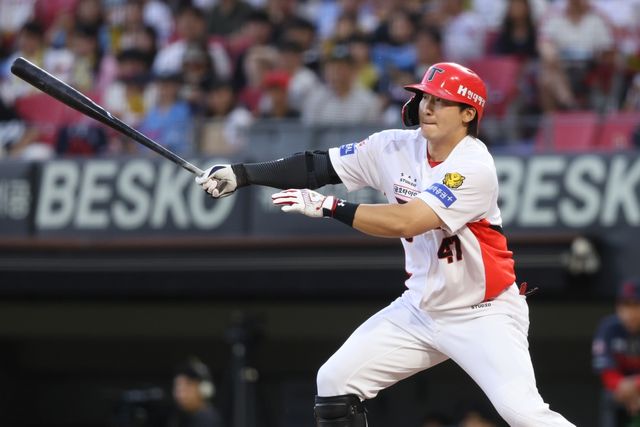 4일 오후 광주-KIA챔피언스필드에서 열린 '2026 신한 SOL KBO리그' 롯데 자이언츠와 KIA 타이거즈의 경기, 2회말 무사 KIA 나성범이 2루타를 치고 있다. KIA 타이거즈