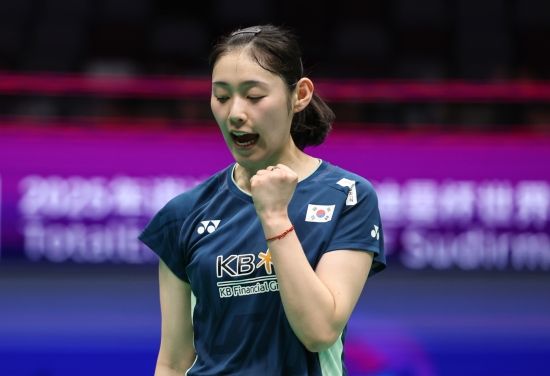 2026 세계배드민턴연맹(BWF) 월드투어 인도네시아 오픈 여자단식 준결승 두 경기가 6일 인도네시아 자카르타의 이스토라 세나얀에서 열리는 가운데 한국의 안세영(세계 1위)과 심유진(세계 26위)이 각기 다른 두 경기에 출전해 결승 티켓을 노린다. 심유진이 오후 2시 세계 3위 야마구치 아카네(일본)와 격돌하며, 경기가 끝나면 곧바로 안세영이 코트에 등장헤 세계 4위 천위페이(중국)와 맞붙는다. 슈퍼 1000 대회에서 한국 선수끼리 결승을 '코리안 더비'로 치를 수 있을지 주목하게 됐다. 연합뉴스, 신화통신
