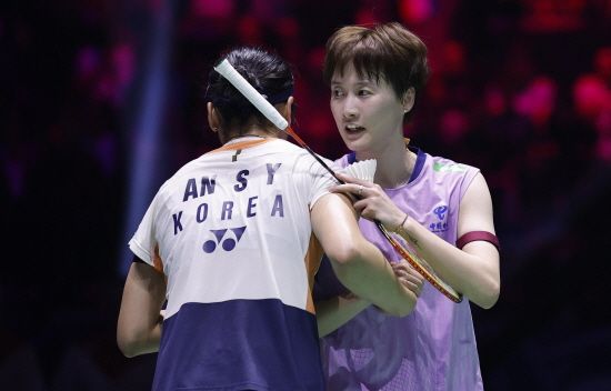 배드민턴 여자단식 세계랭킹 1위 안세영은 6일 인도네시아 자카르타의 이스토라 세나얀에서 열린 2026 세계배드민턴연맹(BWF) 월드투어 인도네시아 오픈(슈퍼 1000) 준결승에서 강력한 라이벌 중 하나인 천위페이(중국·세계 4위)를 맞아 게임스코어 2-1로 이겼다. 지난 2021년과 2025년에 이 대회 우승컵을 들어올렸던 안세영은 올해 생애 세 번째 우승과 첫 2연패에 도전한다. 아울러 지난주 싱가포르 오픈(슈퍼 750)에 이은 BWF 월드투어 백투백 우승도 노린다. 안세영은 3게임 7-17로 뒤져 패색이 짙었으나 놀라운 투혼을 발휘하며 기적 같은 뒤집기 드라마를 완성했다.