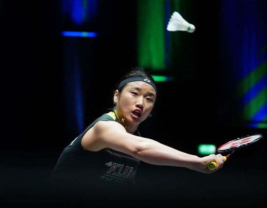 배드민턴 여자단식 세계랭킹 1위 안세영은 6일 인도네시아 자카르타의 이스토라 세나얀에서 열린 2026 세계배드민턴연맹(BWF) 월드투어 인도네시아 오픈(슈퍼 1000) 준결승에서 강력한 라이벌 중 하나인 천위페이(중국·세계 4위)를 맞아 게임스코어 2-1로 이겼다. 지난 2021년과 2025년에 이 대회 우승컵을 들어올렸던 안세영은 올해 생애 세 번째 우승과 첫 2연패에 도전한다. 아울러 지난주 싱가포르 오픈(슈퍼 750)에 이은 BWF 월드투어 백투백 우승도 노린다. 안세영은 3게임 7-17로 뒤져 패색이 짙었으나 놀라운 투혼을 발휘하며 기적 같은 뒤집기 드라마를 완성했다.