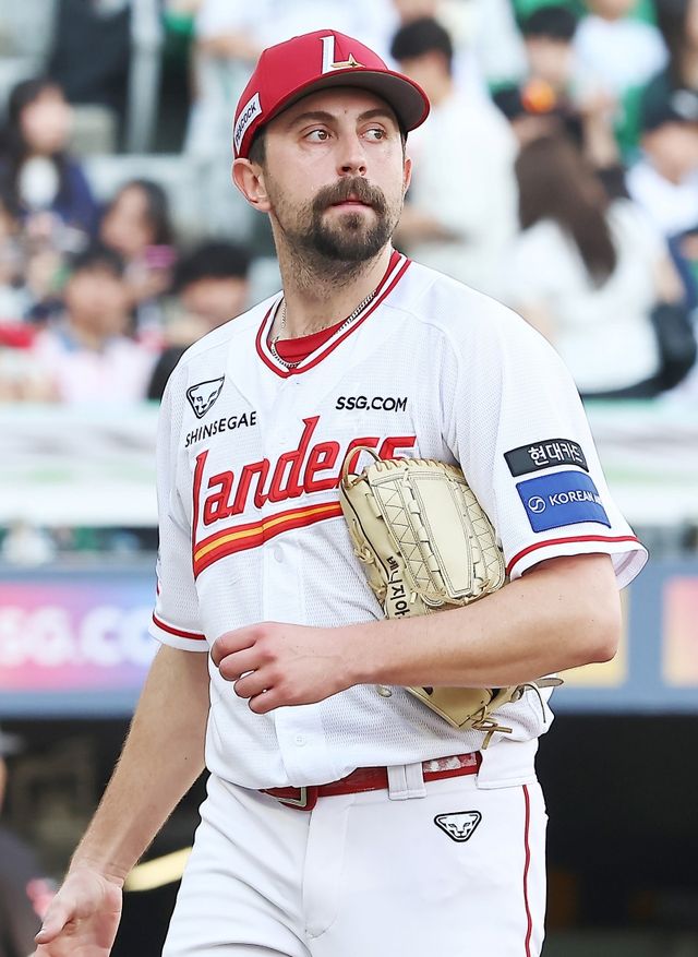 7일 오후 인천SSG랜더스필드에서 열린 '2026 신한 SOL KBO리그' KT 위즈와 SSG 랜더스의 경기, SSG 선발 앤서니 베니지아노가 이닝을 마친 뒤 더그아웃으로 향하고 있다. SSG 랜더스