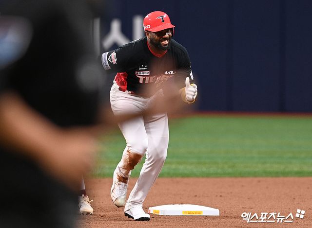 28일 오후 서울 구로구 고척스카이돔에서 열린 '2026 신한 SOL Bank KBO리그' KIA 타이거즈와 키움 히어로즈의 경기, 2회초 무사 1루 KIA 아데를린이 키움 수비 실책으로 3루 진루하고 있다. 엑스포츠뉴스 DB