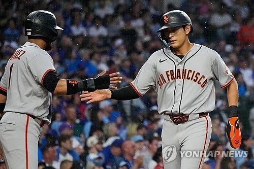 미국 메이저리그(MLB) 샌프란시스코 자이언츠의 이정후(27)가 16경기 연속 안타를 터트며 추신수, 김하성이 세운 미국 메이저리그(MLB) 한국인 최다 안타 타이기록을 수립한 것에 이어 멀티히트까지 뽑아냈다. 샌프란시스코는 9일 오전 10시 45분부터 미국 미국 캘리포니아주 샌프란시스코의 오라클 파크에서 워싱턴 내셔널스와 2026 메이저리그 정규시즌 홈 경기를 치르는 중이다. 이정후는 4회 1사 주자 없는 상황에서 1루수와 2루수 사이를 빠져나가는 안타를 뽑아냈다. 이어 6회 선두타자로 나서 2루수 키를 넘기는 깔끔한 중전 안타를 뽑아내고 이후 득점까지 했다. 연합뉴스