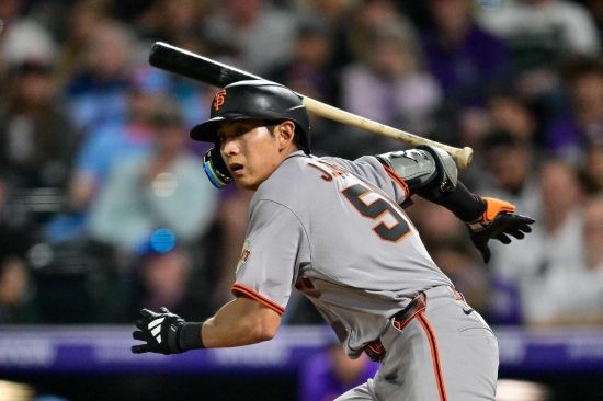 미국 메이저리그(MLB) 샌프란시스코 자이언츠의 이정후(27)가 16경기 연속 안타를 터트며 추신수, 김하성이 세운 미국 메이저리그(MLB) 한국인 최다 안타 타이기록을 수립한 것에 이어 3안타까지 뽑아냈다. 샌프란시스코는 9일 오전 10시 45분부터 미국 미국 캘리포니아주 샌프란시스코의 오라클 파크에서 워싱턴 내셔널스와 2026 메이저리그 정규시즌 홈 경기를 치르는 중이다. 이정후는 4회 1사 주자 없는 상황에서 1루수와 2루수 사이를 빠져나가는 안타를 뽑아냈다. 이어 6회 선두타자로 나서 2루수 키를 넘기는 깔끔한 중전 안타를 뽑아내고 이후 득점까지 했다. 8회에도 선두타자로 나서 내아안타를 친 뒤 득점까지 했다. 연합뉴스