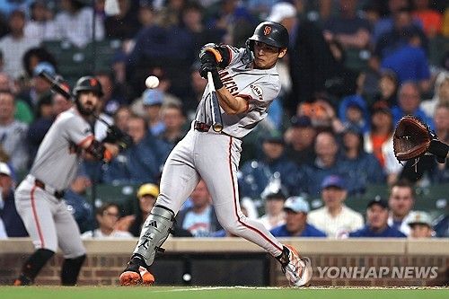 미국 메이저리그(MLB) 샌프란시스코 자이언츠의 이정후(27)가 16경기 연속 안타를 터트며 추신수, 김하성이 세운 미국 메이저리그(MLB) 한국인 최다 안타 타이기록을 수립했다. 아울러 시즌 5호 한 경기 4안타까지 뽑아냈다. 샌프란시스코는 9일 미국 캘리포니아주 샌프란시스코의 오라클 파크에서 워싱턴 내셔널스와 2026 메이저리그 정규시즌 홈 경기에서 9회 3점을 내줘 3-4로 역전패했다. 이정후는 맹활약해서 4회와 6회, 8회, 9회 4타석 연속 안타를 터트렸다. 시즌 타율이 무려 0.333(225타수 75안타)까지 상승하며 내셔널리그 타율 2위가 됐다. 0.336인 오토 로페스(마이애미)에 이어 브랜드 마시(필라델피아)와 타격 공동 2위까지 순위가 치솟았다. 연합뉴스