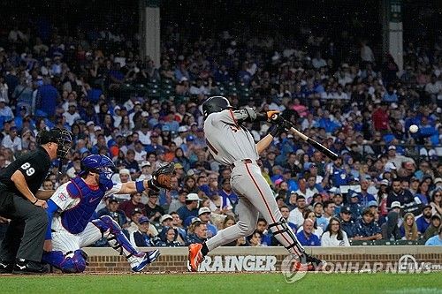 미국 메이저리그(MLB) 샌프란시스코 자이언츠의 이정후(27)가 16경기 연속 안타를 터트며 추신수, 김하성이 세운 미국 메이저리그(MLB) 한국인 최다 안타 타이기록을 수립한 것에 이어 멀티히트까지 뽑아냈다. 샌프란시스코는 9일 오전 10시 45분부터 미국 미국 캘리포니아주 샌프란시스코의 오라클 파크에서 워싱턴 내셔널스와 2026 메이저리그 정규시즌 홈 경기를 치르는 중이다. 이정후는 4회 1사 주자 없는 상황에서 1루수와 2루수 사이를 빠져나가는 안타를 뽑아냈다. 이어 6회 선두타자로 나서 2루수 키를 넘기는 깔끔한 중전 안타를 뽑아내고 이후 득점까지 했다. 연합뉴스