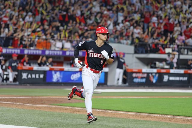 KIA 타이거즈 내야수 김도영이 9일 대전 한화생명 볼파크에서 열린 2026 신한 SOL KBO리그 한화 이글스와의 팀 간 7차전에서 4회초 시즌 19호 홈런을 기록했다. 사진 KIA 타이거즈