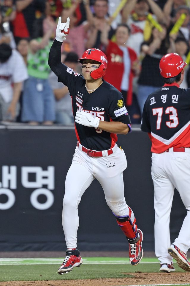 KIA 타이거즈 내야수 김도영이 9일 대전 한화생명 볼파크에서 열린 2026 신한 SOL KBO리그 한화 이글스와의 팀 간 7차전에서 4회말 3점 홈런을 기록, 시즌 19홈런으로 리그 홈런 부문 단독 1위를 지켰다. 사진 KIA 타이거즈