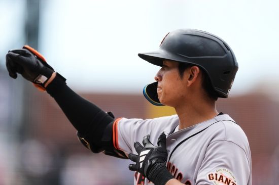 미국 메이저리그(MLB) 샌프란시스코 자이언츠의 이정후(27)가 16경기 연속 안타를 터트며 추신수, 김하성이 세운 미국 메이저리그(MLB) 한국인 최다 안타 타이기록을 수립한 것에 이어 3안타까지 뽑아냈다. 샌프란시스코는 9일 오전 10시 45분부터 미국 미국 캘리포니아주 샌프란시스코의 오라클 파크에서 워싱턴 내셔널스와 2026 메이저리그 정규시즌 홈 경기를 치르는 중이다. 이정후는 4회 1사 주자 없는 상황에서 1루수와 2루수 사이를 빠져나가는 안타를 뽑아냈다. 이어 6회 선두타자로 나서 2루수 키를 넘기는 깔끔한 중전 안타를 뽑아내고 이후 득점까지 했다. 8회에도 선두타자로 나서 내아안타를 친 뒤 득점까지 했다. 연합뉴스