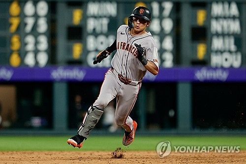 미국 메이저리그(MLB) 샌프란시스코 자이언츠의 이정후(27)가 16경기 연속 안타를 터트며 추신수, 김하성이 세운 미국 메이저리그(MLB) 한국인 최다 안타 타이기록을 수립한 것에 이어 3안타까지 뽑아냈다. 샌프란시스코는 9일 오전 10시 45분부터 미국 미국 캘리포니아주 샌프란시스코의 오라클 파크에서 워싱턴 내셔널스와 2026 메이저리그 정규시즌 홈 경기를 치르는 중이다. 이정후는 4회 1사 주자 없는 상황에서 1루수와 2루수 사이를 빠져나가는 안타를 뽑아냈다. 이어 6회 선두타자로 나서 2루수 키를 넘기는 깔끔한 중전 안타를 뽑아내고 이후 득점까지 했다. 8회에도 선두타자로 나서 내아안타를 친 뒤 득점까지 했다. 연합뉴스