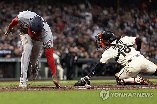 미국 메이저리그(MLB) 샌프란시스코 자이언츠의 이정후(27)가 16경기 연속 안타를 터트며 추신수, 김하성이 세운 미국 메이저리그(MLB) 한국인 최다 안타 타이기록을 수립했다. 아울러 시즌 5호 한 경기 4안타까지 뽑아냈다. 샌프란시스코는 9일 미국 캘리포니아주 샌프란시스코의 오라클 파크에서 워싱턴 내셔널스와 2026 메이저리그 정규시즌 홈 경기에서 9회 3점을 내줘 3-4로 역전패했다. 이정후는 맹활약해서 4회와 6회, 8회, 9회 4타석 연속 안타를 터트렸다. 시즌 타율이 무려 0.333(225타수 75안타)까지 상승하며 내셔널리그 타율 2위가 됐다. 0.336인 오토 로페스(마이애미)에 이어 브랜드 마시(필라델피아)와 타격 공동 2위까지 순위가 치솟았다. 연합뉴스