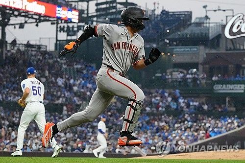 미국 메이저리그(MLB) 샌프란시스코 자이언츠의 이정후(27)가 16경기 연속 안타를 터트며 추신수, 김하성이 세운 미국 메이저리그(MLB) 한국인 최다 안타 타이기록을 수립했다. 아울러 시즌 5호 한 경기 4안타까지 뽑아냈다. 샌프란시스코는 9일 미국 캘리포니아주 샌프란시스코의 오라클 파크에서 워싱턴 내셔널스와 2026 메이저리그 정규시즌 홈 경기에서 9회 3점을 내줘 3-4로 역전패했다. 이정후는 맹활약해서 4회와 6회, 8회, 9회 4타석 연속 안타를 터트렸다. 시즌 타율이 무려 0.333(225타수 75안타)까지 상승하며 내셔널리그 타율 2위가 됐다. 0.336인 오토 로페스(마이애미)에 이어 브랜드 마시(필라델피아)와 타격 공동 2위까지 순위가 치솟았다. 연합뉴스