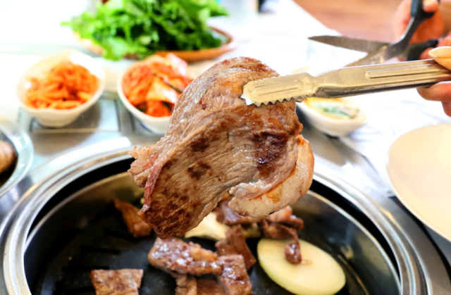 비발디파크 스키장 근처 맛집 먹골촌가든 볏짚삼겹살