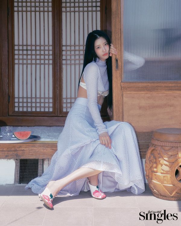 솔로데뷔를 앞둔 이미주의 다양한 매력이 담긴 화보가 공개됐다/사진=싱글즈