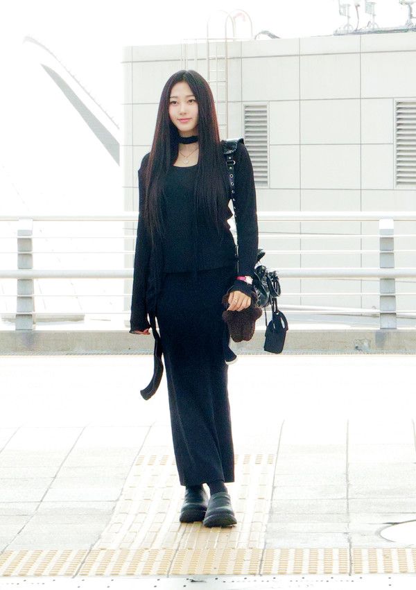 칸 영화제 참석을 위해 공항을 찾은 에스파가 시선을 사로잡을 공항패션을 선보였다./사진=쇼파드(Chopard)