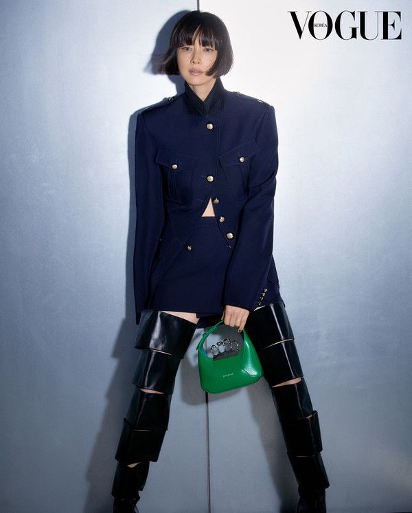 이나영이 화보를 통해 카리스마 넘치는 스타일을 뽐냈다/사진=보그 코리아(VOGUE KOREA)