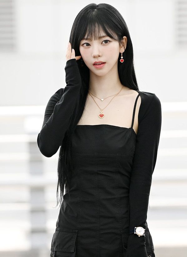 칸 영화제 참석을 위해 공항을 찾은 에스파가 시선을 사로잡을 공항패션을 선보였다./사진=쇼파드(Chopard)