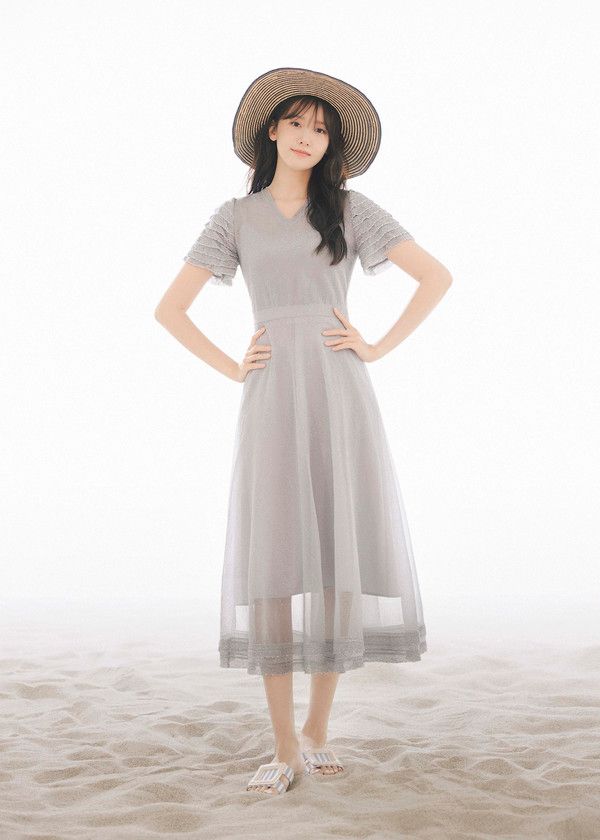 임윤아가 화보에서 원피스를 입고 리조트룩을 연출했다./사진=지고트(JIGOTT)