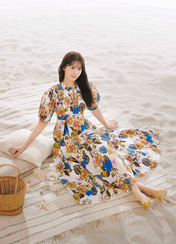 임윤아가 화보에서 원피스를 입고 리조트룩을 연출했다./사진=지고트(JIGOTT)