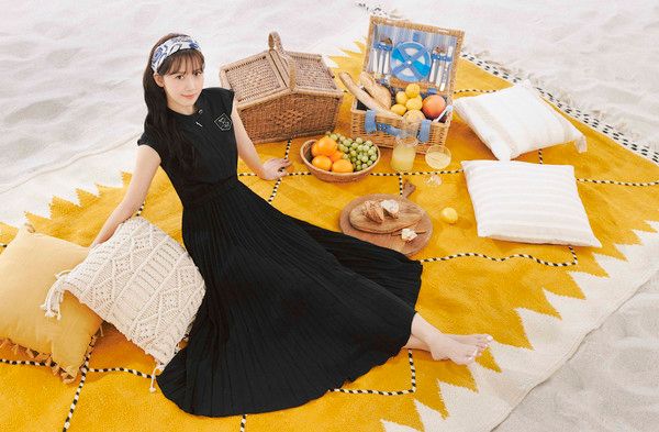 임윤아가 화보에서 원피스를 입고 리조트룩을 연출했다./사진=지고트(JIGOTT)