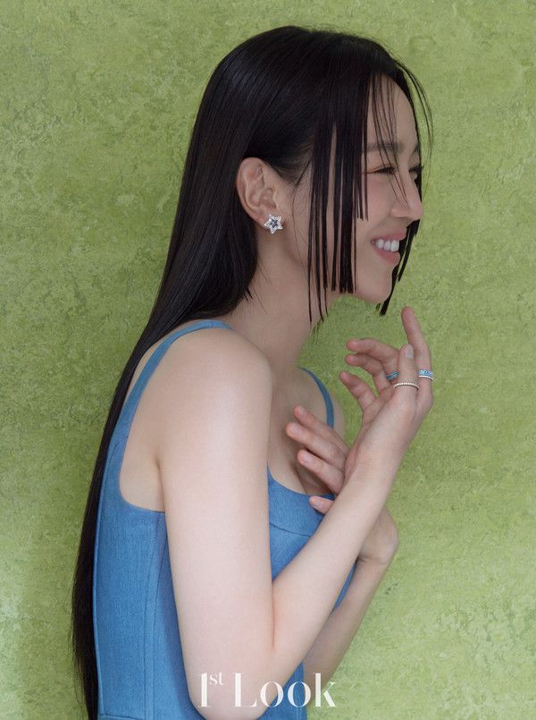 신혜선의 시크한 매력이 담긴 화보가 공개됐다/사진=퍼스트룩