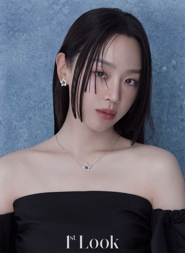 신혜선의 시크한 매력이 담긴 화보가 공개됐다/사진=퍼스트룩