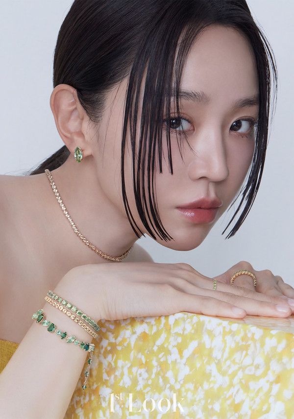 신혜선의 시크한 매력이 담긴 화보가 공개됐다/사진=퍼스트룩