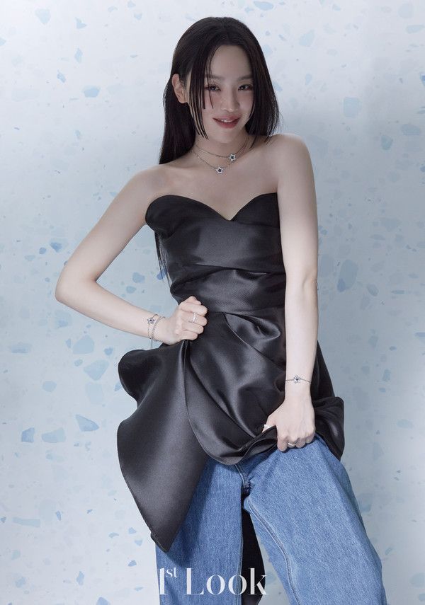 신혜선의 시크한 매력이 담긴 화보가 공개됐다/사진=퍼스트룩