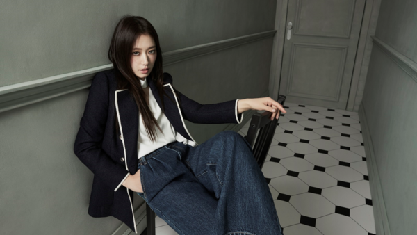 박신혜의 우아함이 돋보이는 화보가 공개됐다/사진=모조에스핀(MOJO.S.PHINE)