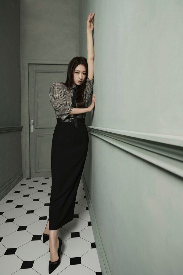 박신혜의 우아함이 돋보이는 화보가 공개됐다/사진=모조에스핀(MOJO.S.PHINE)