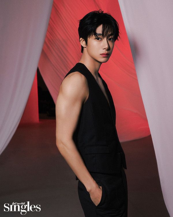 몬스타엑스 형원이 화보를 통해 앳된 얼굴과 상반된 탄탄한 몸매를 뽐냈다/사진=돌체앤가바나