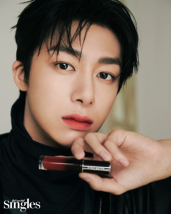 몬스타엑스 형원이 화보를 통해 앳된 얼굴과 상반된 탄탄한 몸매를 뽐냈다/사진=돌체앤가바나