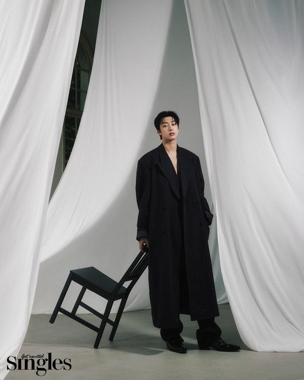 &nbsp;몬스타엑스 형원이 화보를 통해 앳된 얼굴과 상반된 탄탄한 몸매를 뽐냈다/사진=돌체앤가바나