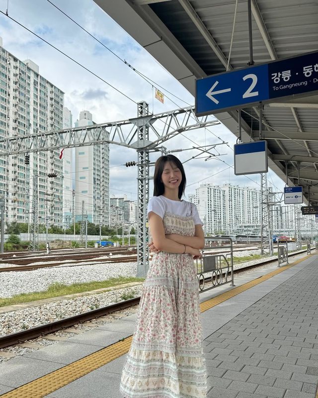 우아 나나, 꽃무늬 롱 원피스의 페미닌 무드…역대급 ‘인생샷’ 탄생