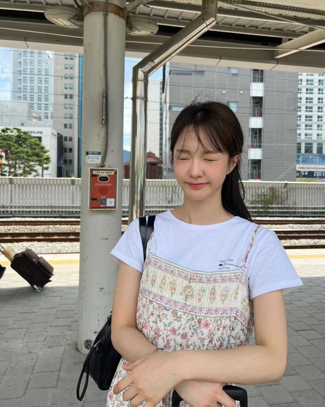 우아 나나, 꽃무늬 롱 원피스의 페미닌 무드…역대급 ‘인생샷’ 탄생