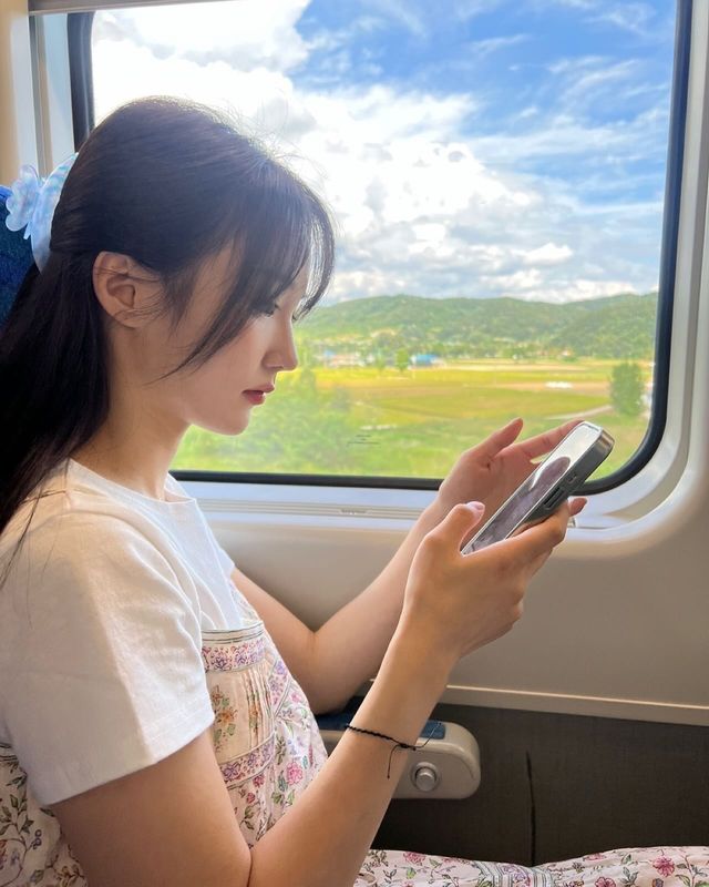 우아 나나, 꽃무늬 롱 원피스의 페미닌 무드…역대급 ‘인생샷’ 탄생