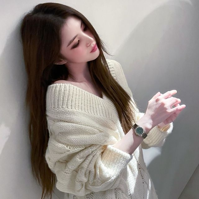 한소희, 포근한 니트와 함께한 퇴폐미…눈길 사로잡는 시계 포인트