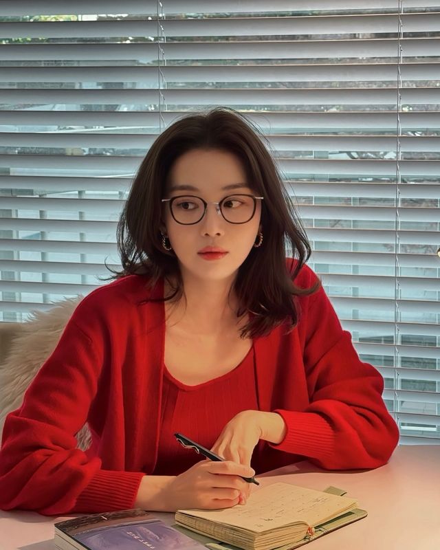 장희진, 가을 감성 물씬 풍기는 레드 룩…'북카페 여신' 완벽 비주얼