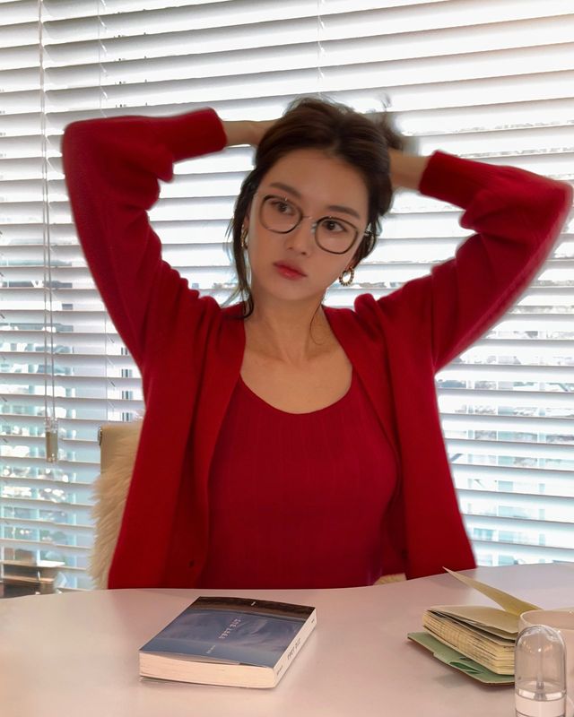 장희진, 가을 감성 물씬 풍기는 레드 룩…'북카페 여신' 완벽 비주얼