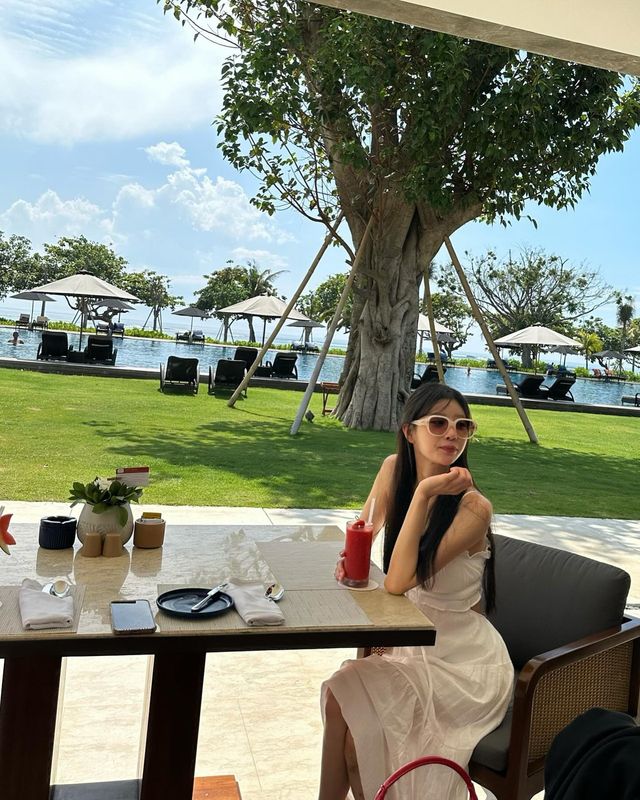 청순함과 세련됨이 공존하는 이미주의 바캉스룩, 해변을 물들이다/사진=이미주 인스타그램