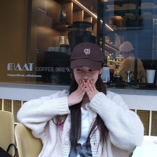 정소민, 따뜻한 니트 가디건과 볼캡으로 완성한 여유로운 가을 카페 타임/사진=정소민 인스타그램